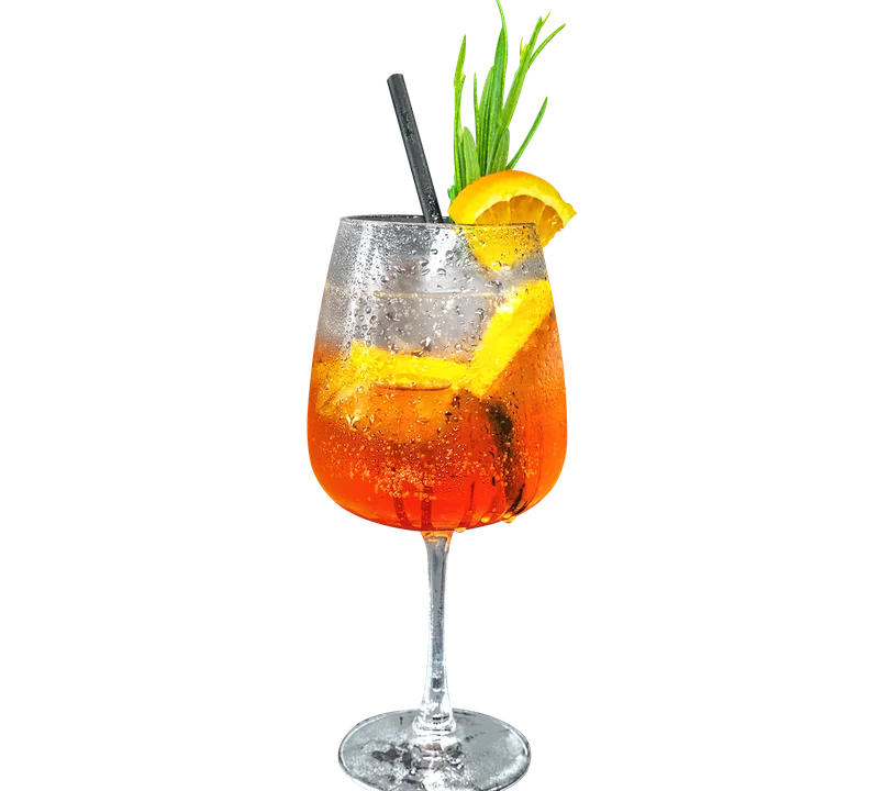 Aperol Spritz pohárban — narancsszelettel, jéggel, friss zöld leveles dísszel.